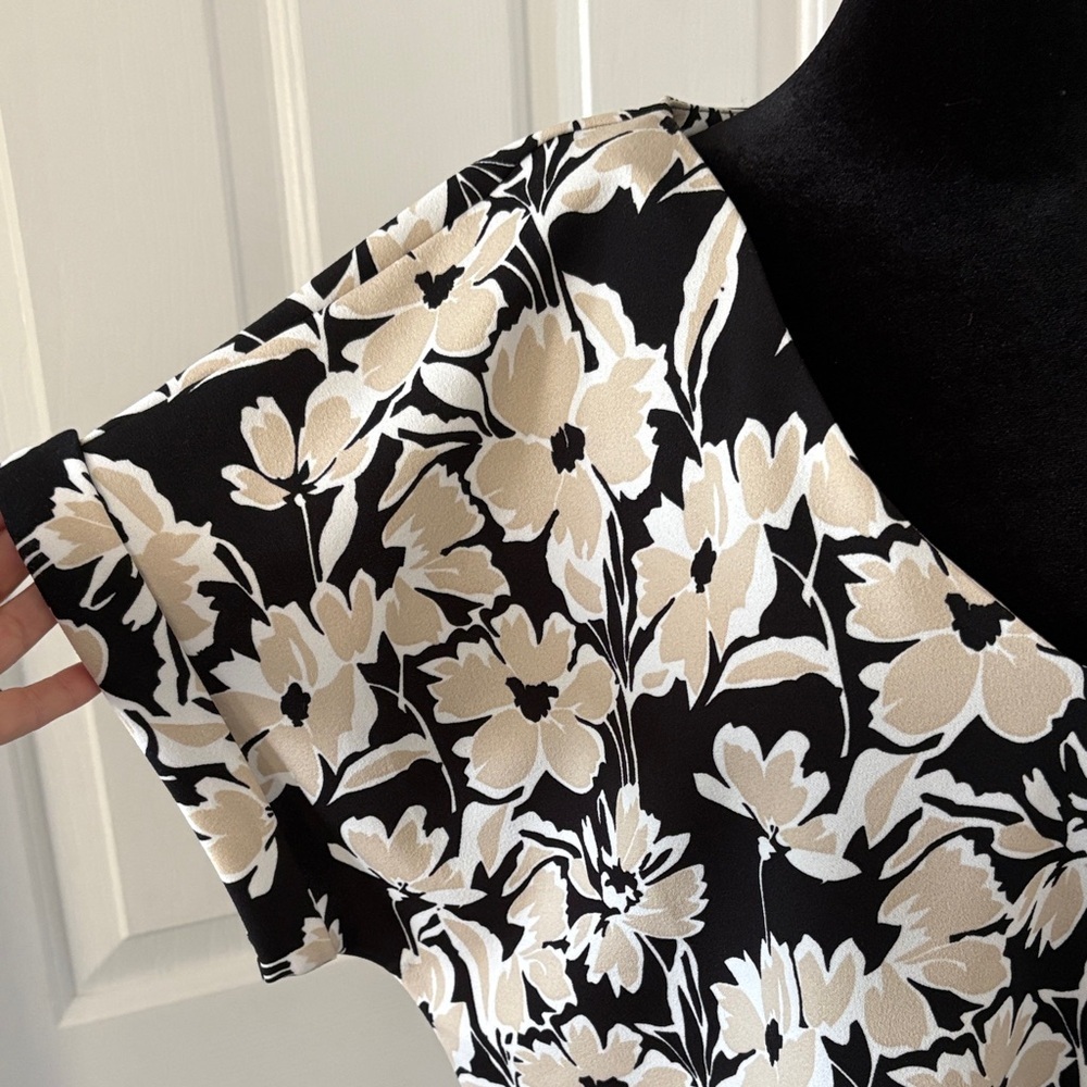 Melloday Floral Print V-Neck Short Sleeve Blouse - Picture 3 of 12